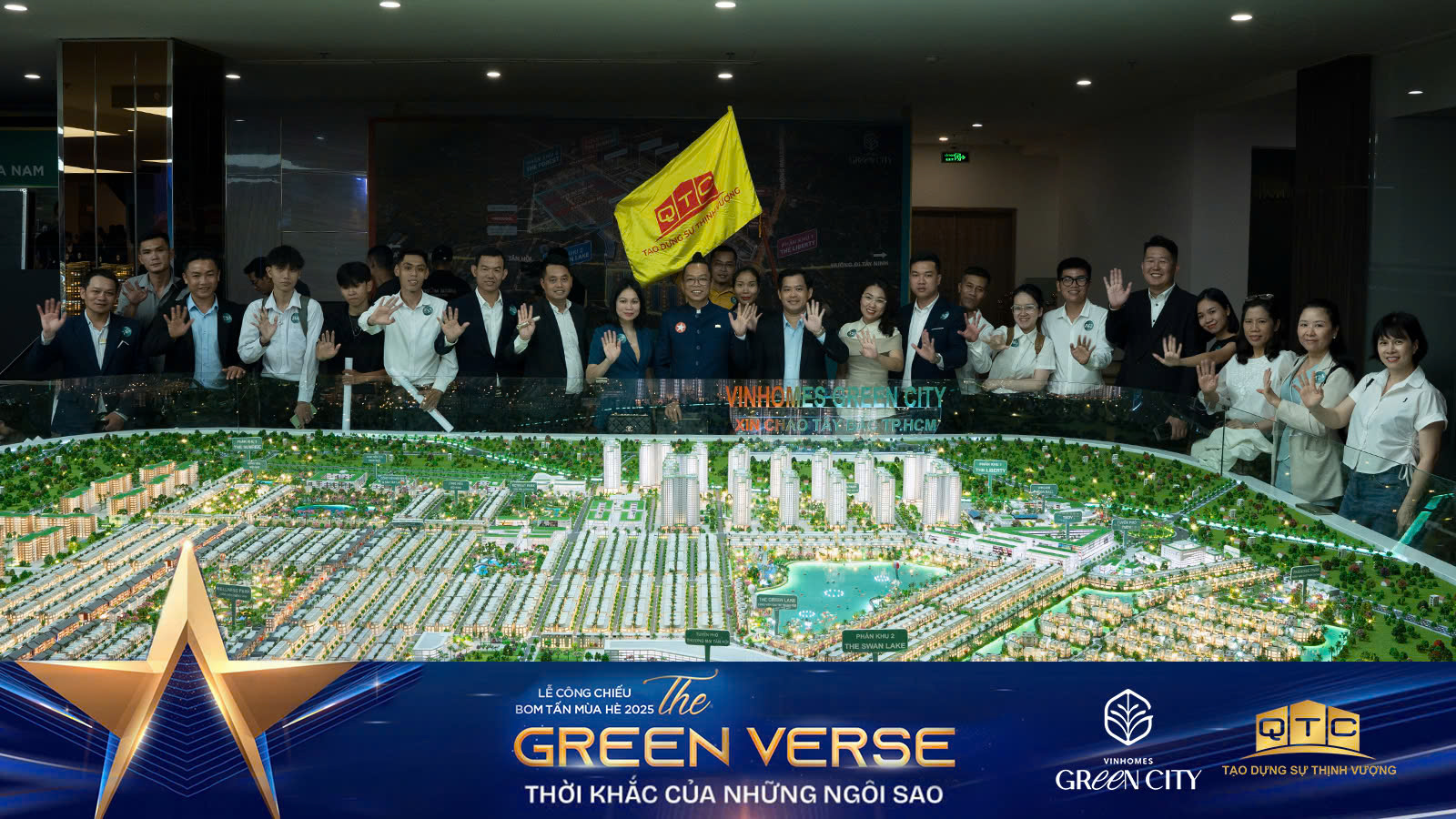Đội ngũ QTC Land bên mô hình sa bàn dự án Vinhomes Green City